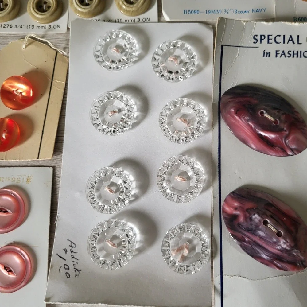 Bundle Of Vintage Sewing Buttons On Cards Arts Crafts Collectible Multicolore